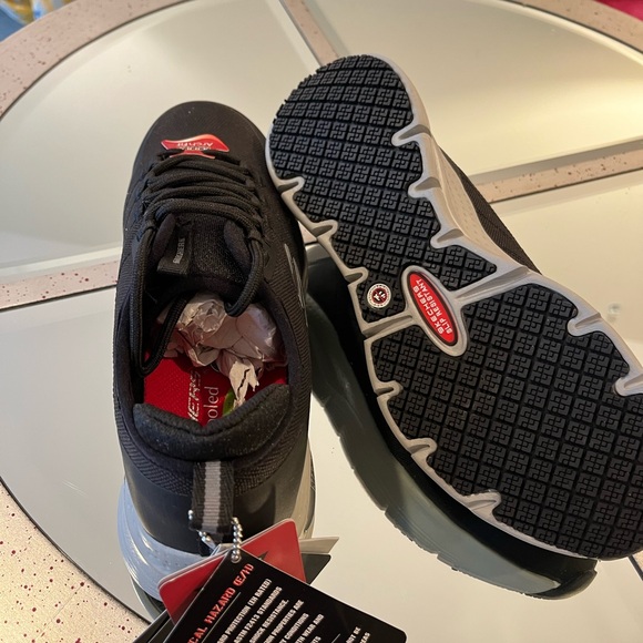 Skechers Arch Fit Women’s Work shoe/sneaker - Picture 2 of 4